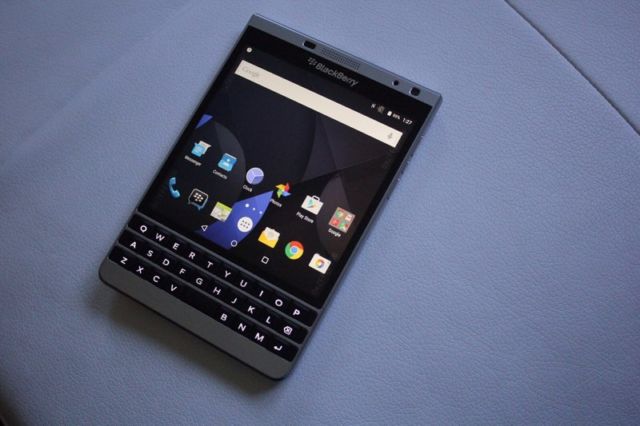 CEO BlackBerry đang thử nghiệm thiết bị mới với bàn phím QWERTY
