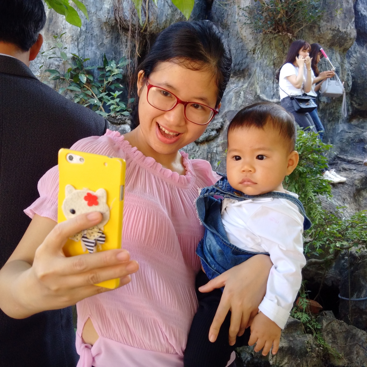 Cả gia đình đi chùa cầu may đầu năm. By Passport silver editor